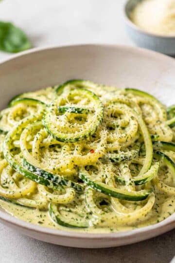 Zucchini-Spaghetti in cremiger Sauce – Low-Carb