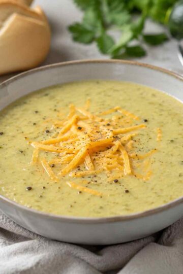 Cremige Zucchini-Suppe mit Cheddar – einfaches Rezept