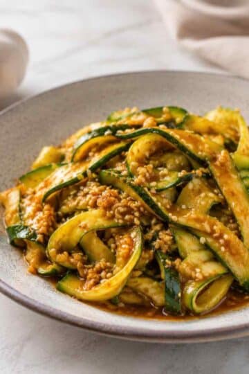 Scharfe chinesische Zucchini mit Knoblauch