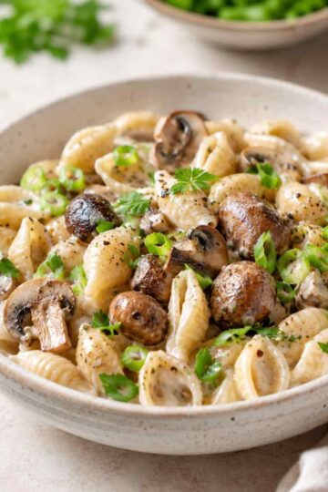 Cremige Nudelpfanne mit Champignons – Einfaches Rezept
