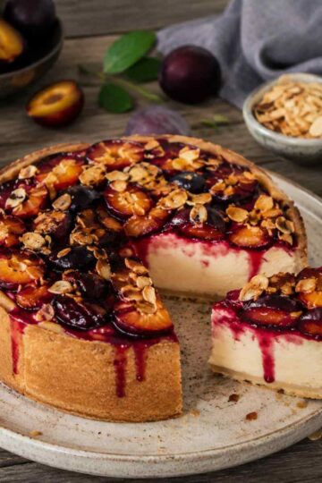 Veganer Käsekuchen mit Zwetschgen und Mandeln | Rezept