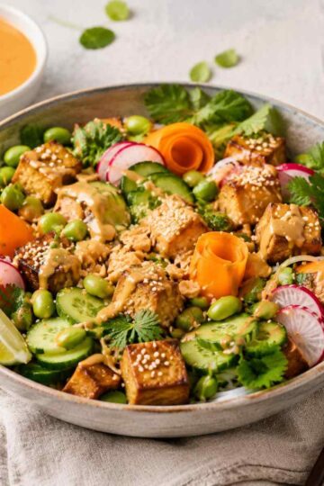 Sommerrollen Bowl mit Erdnusssauce – frisch und gesund
